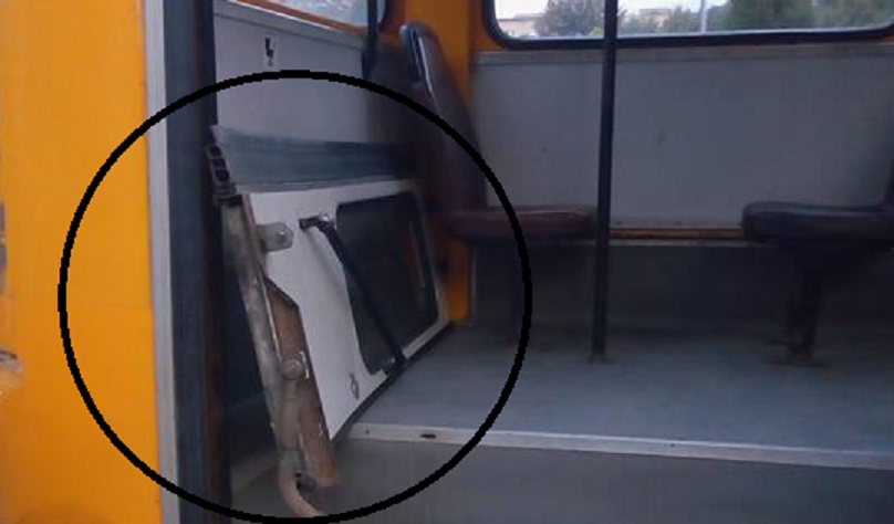 IMAGINI INCREDIBILE. Se dezmembrează autobuzele în mers. Copiii, în pericol
