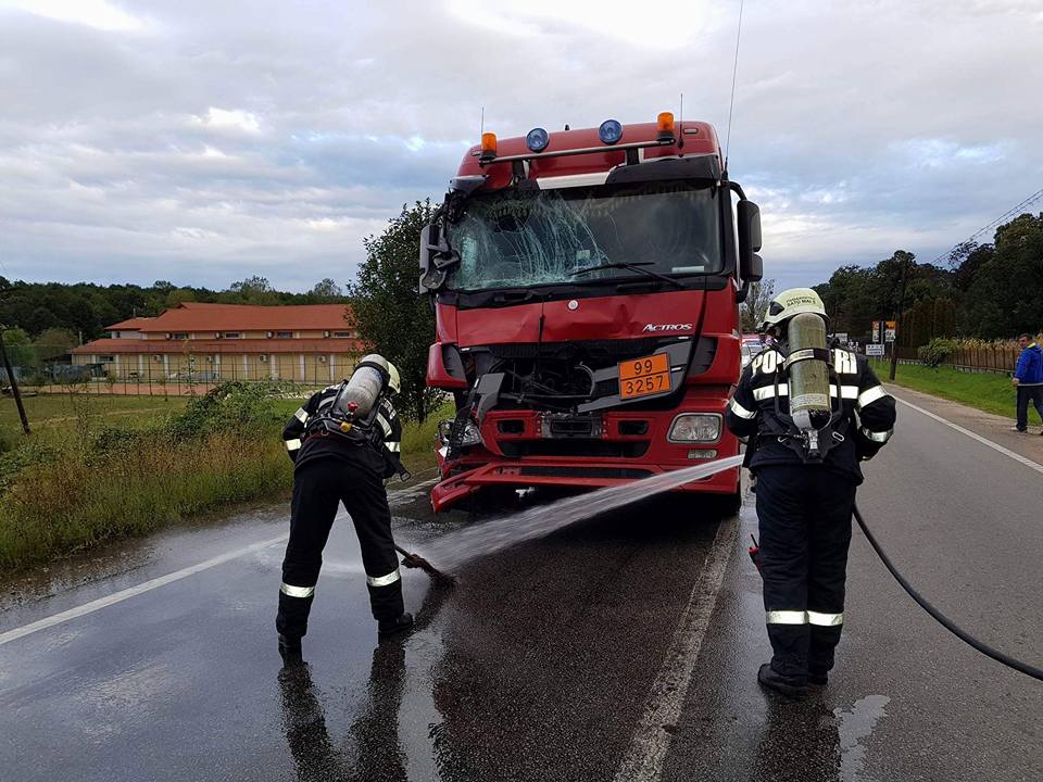 FOTOGALERIE. Coliziune între două cisterne în județ. Intervenția pompierilor