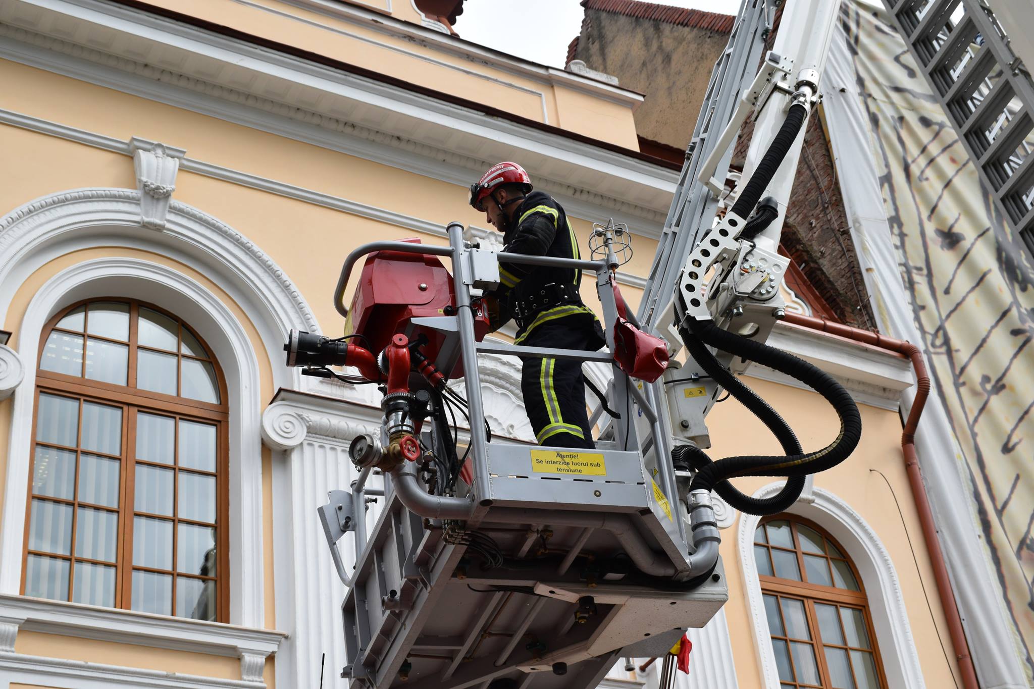 VIDEO/FOTO. Cad cărămizi de pe Hotelul Dacia. Pompierii au intervenit promt