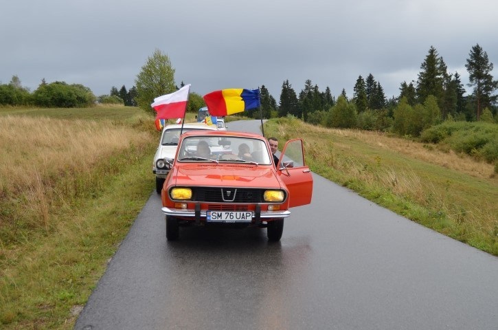 Trei echipaje din Satu Mare participă la parada automobilelor Dacia din Polonia