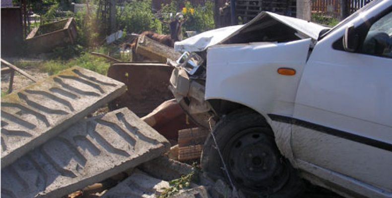 Un tânăr a furat o mașină, dar a intrat în gard cu ea. Acum dă cu subsemnatul