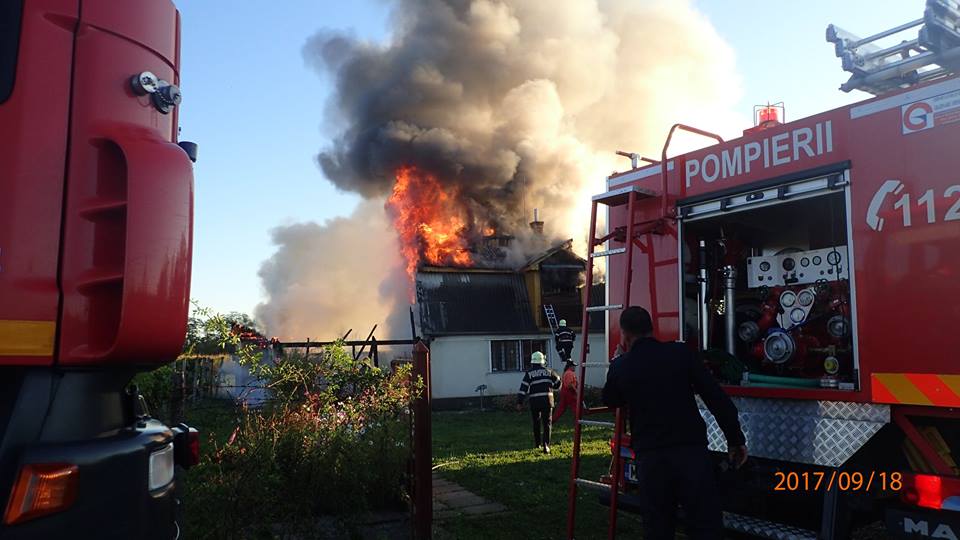 FOTOGALERIE. Casă de vacanță din Viile Satu Mare, mistuită de flăcări. Care a fost cauza