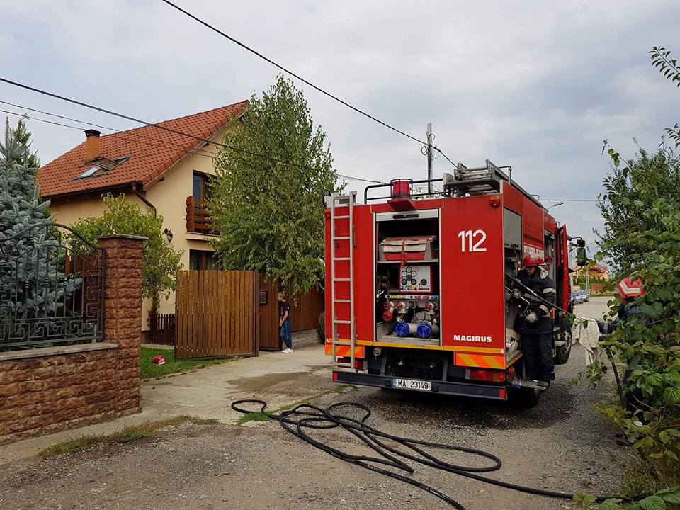 FOTOGALERIE. Incendiu de proporții la Satu Mare. Noroc cu intervenția promptă a pompierilor
