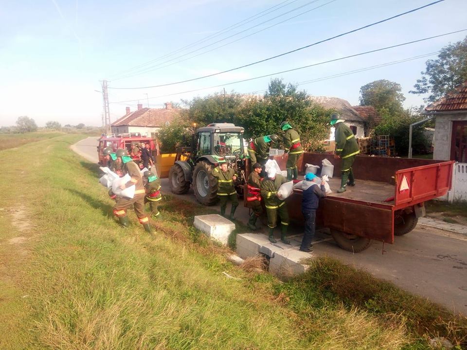 FOTOGALERIE: Inundații în județ. Gospodării sub ape, persoane evacuate (exercițiu)