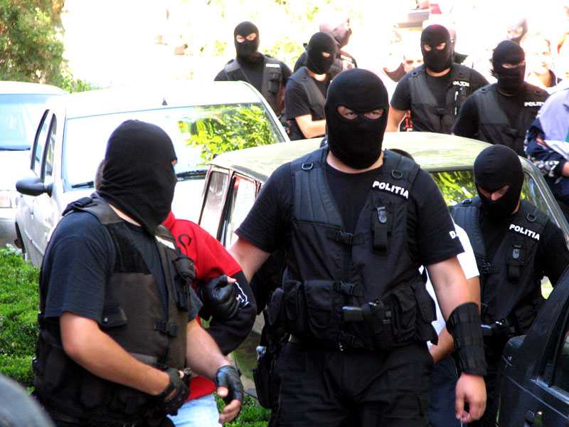 Descinderi în forță a mascaților în piețe. Captură impresionantă