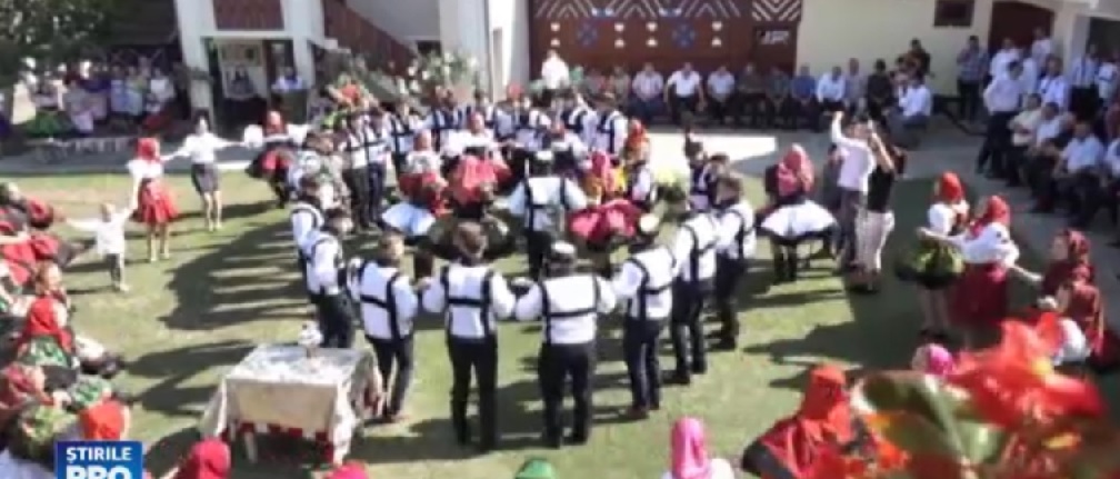 VIDEO/FOTO. Averi cheltuite pe nunți în Oaș. Rochie de mireasă care costă cât o mașină