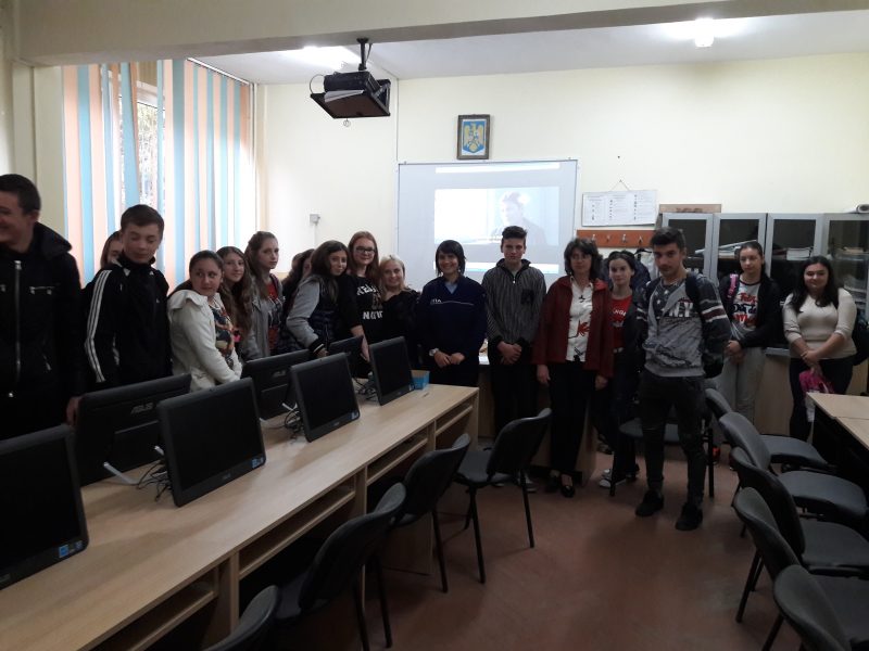 FOTO: Polițiștii sătmăreni, la Liceul ”George E Palade”. Campania ”Aripi frânte”