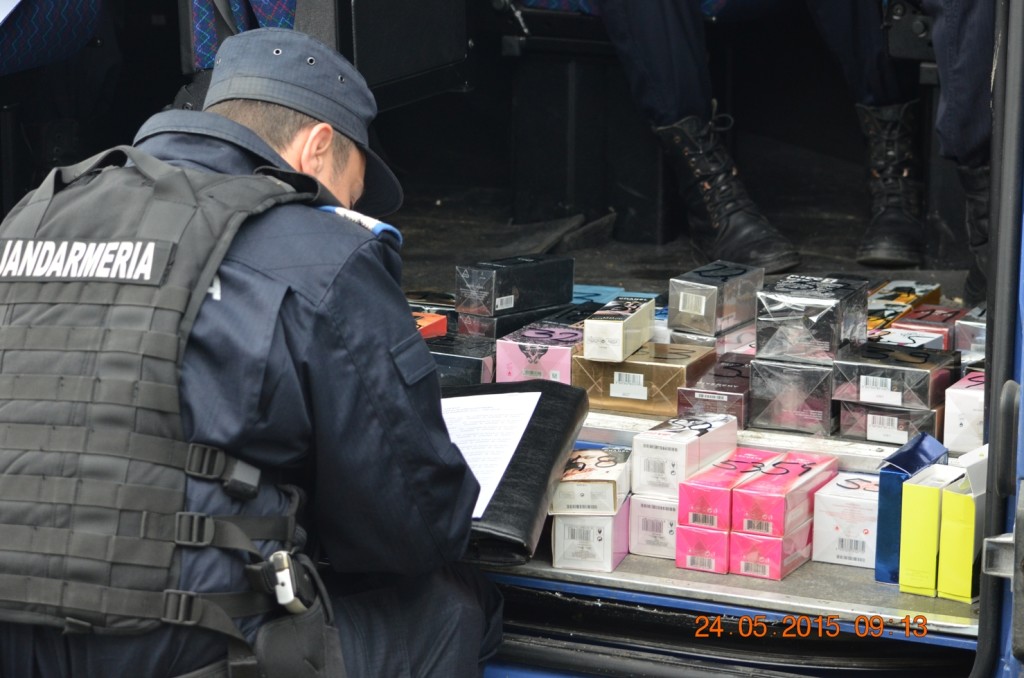Comerciați de parfumuri contrafăcute, săltați de jandarmi. Acum au și dosar penal