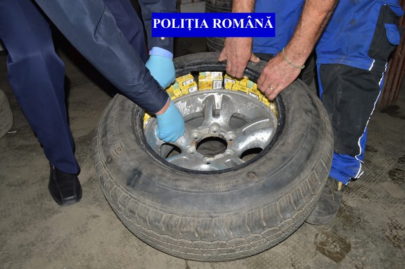 FOTOGALERIE. Țigări de contrabandă, capturate de polițiști. Contrabandistul, reținut