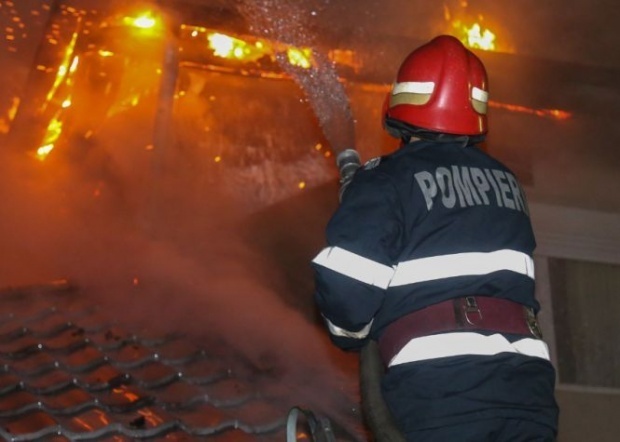Incendiu de proporții. Două victime, transportate la spital