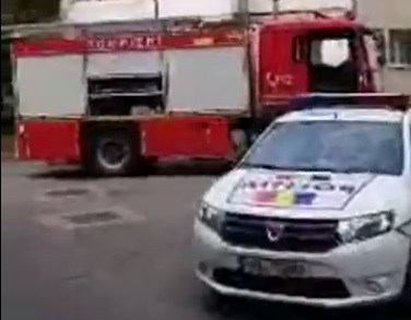 VIDEO/FOTO. Incendiu în Micro 16. Pompieri, jandarmi, SMURD și polițiști în alertă