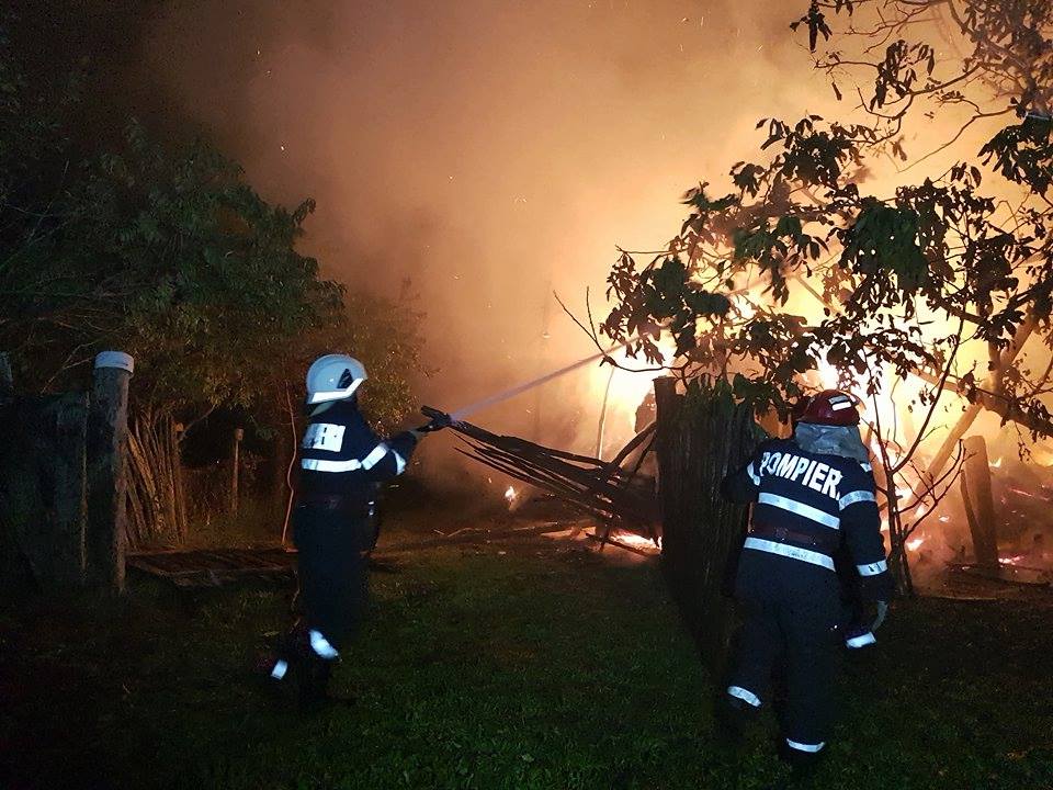 FOTOGALERIE. Incendii de amploare în județ. O casă și o sură făcute scrum
