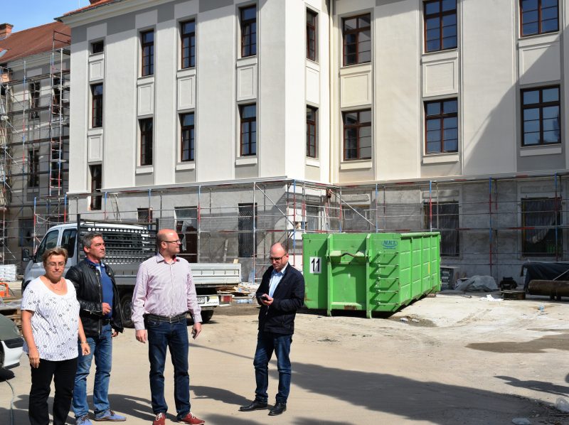 FOTO. Milioane de lei pentru începerea școlii. Primarul, pe șantiere