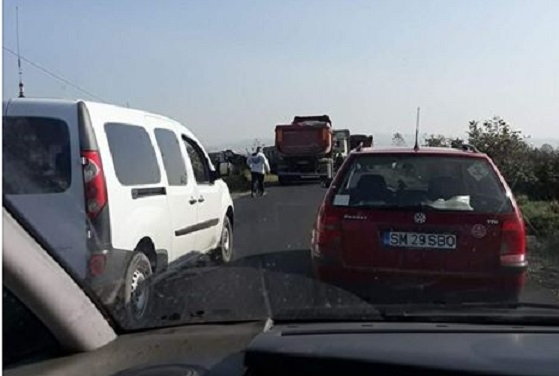 FOTO. Accident la intrarea în Apa. Un mastodont a ajuns în șanț