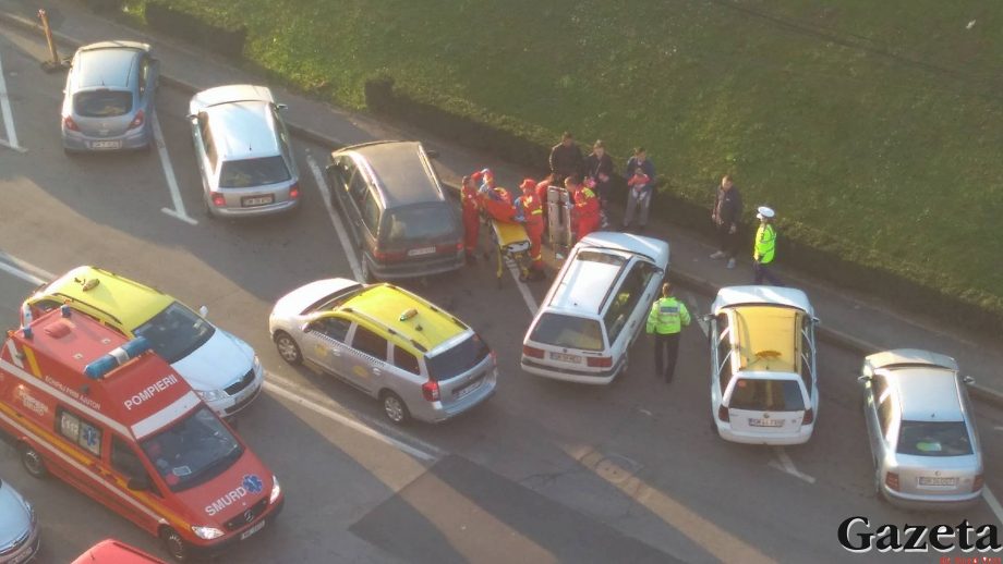 FOTOGALERIE. Accident grav în centrul orașului. O tânără, rănită la spital