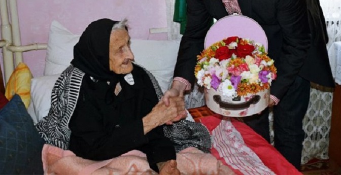 FOTO. Mai bine de un secol de viață. Sătmăreancă, felicitată la 102 ani