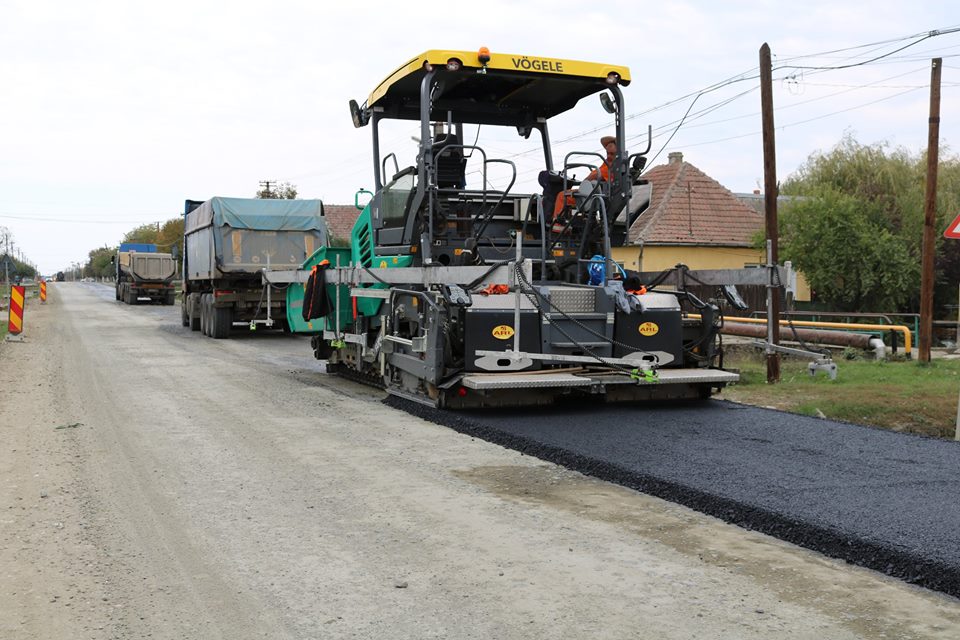 FOTOGALERIE. Se asfaltează un important drum județean. Bucurie pentru cei din zonă