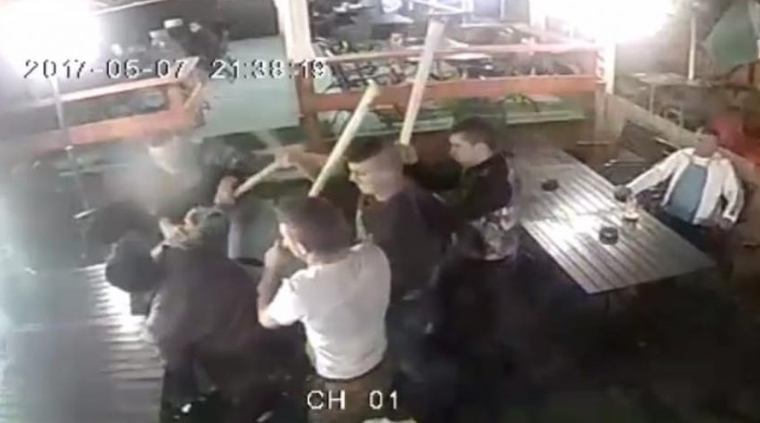 Bărbat nenorocit în bătaie în plină stradă. Patru indivizi au tăbărât cu bâtele pe el