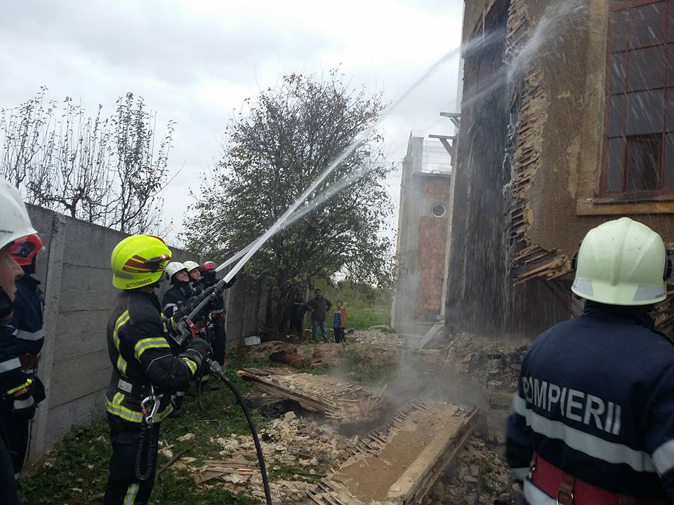 FOTOGALERIE. Biserică în flăcări lângă Satu Mare. Incendiu de proporții