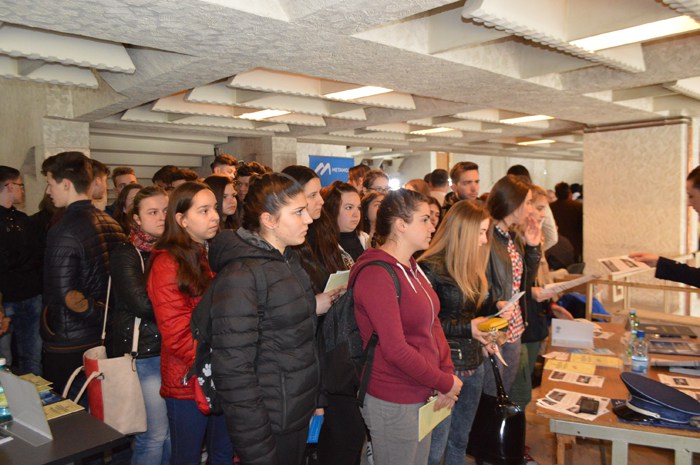 Aproape o mie de locuri de muncă la Bursa dedicată absolvenților. Câte sunt pentru studii superioare