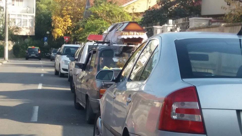 FOTO&VIDEO. HALUCINANT. La plimbare cu sicriul pe capotă prin Satu Mare. Explicații incredibile