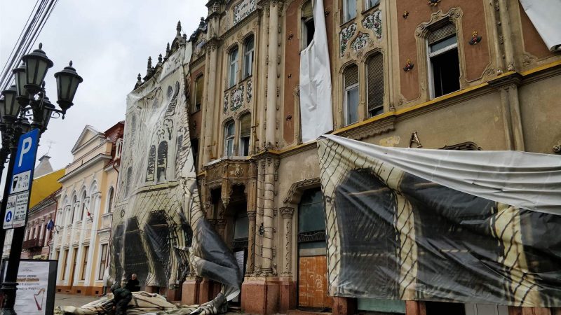 FOTOGALERIE. Vântul a ”dezbrăcat” Hotelul Dacia. Groaznic. Ce se ascundea sub prelată