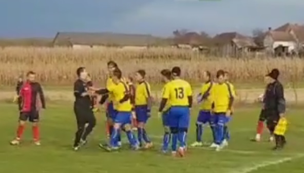 VIDEO/FOTO. Scandal la un meci de fotbal din județ. Arbitru bruscat de fotbaliști