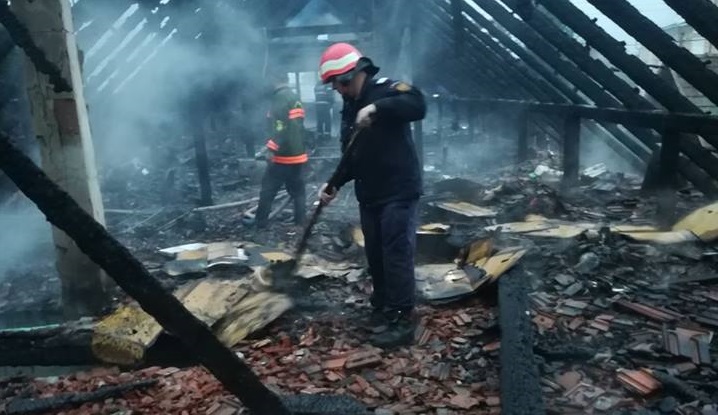 FOTOGALERIE. Două incendii într-o oră în județ. Pagube însemnate