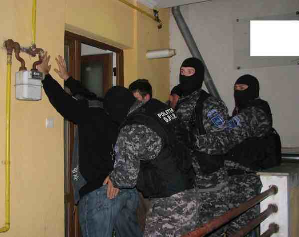 ZIUA Z. Mascații au descins în forță. Percheziții la interlopi. Crima organizată, destructurată