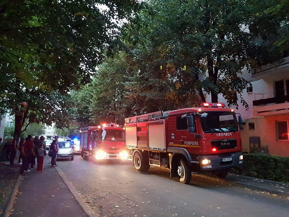 FOTOGALERIE. Incendiu în Carpați I. Bloc salvat de pompieri