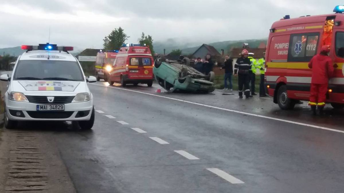 Rupt de beat, s-a răsturnat cu mașina pe carosabil. Acum are dosar penal