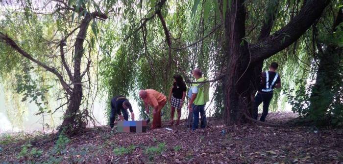 VIDEO. Macabru. Bărbat găsit mort pe malul Someșului. Polițiștii fac cercetări