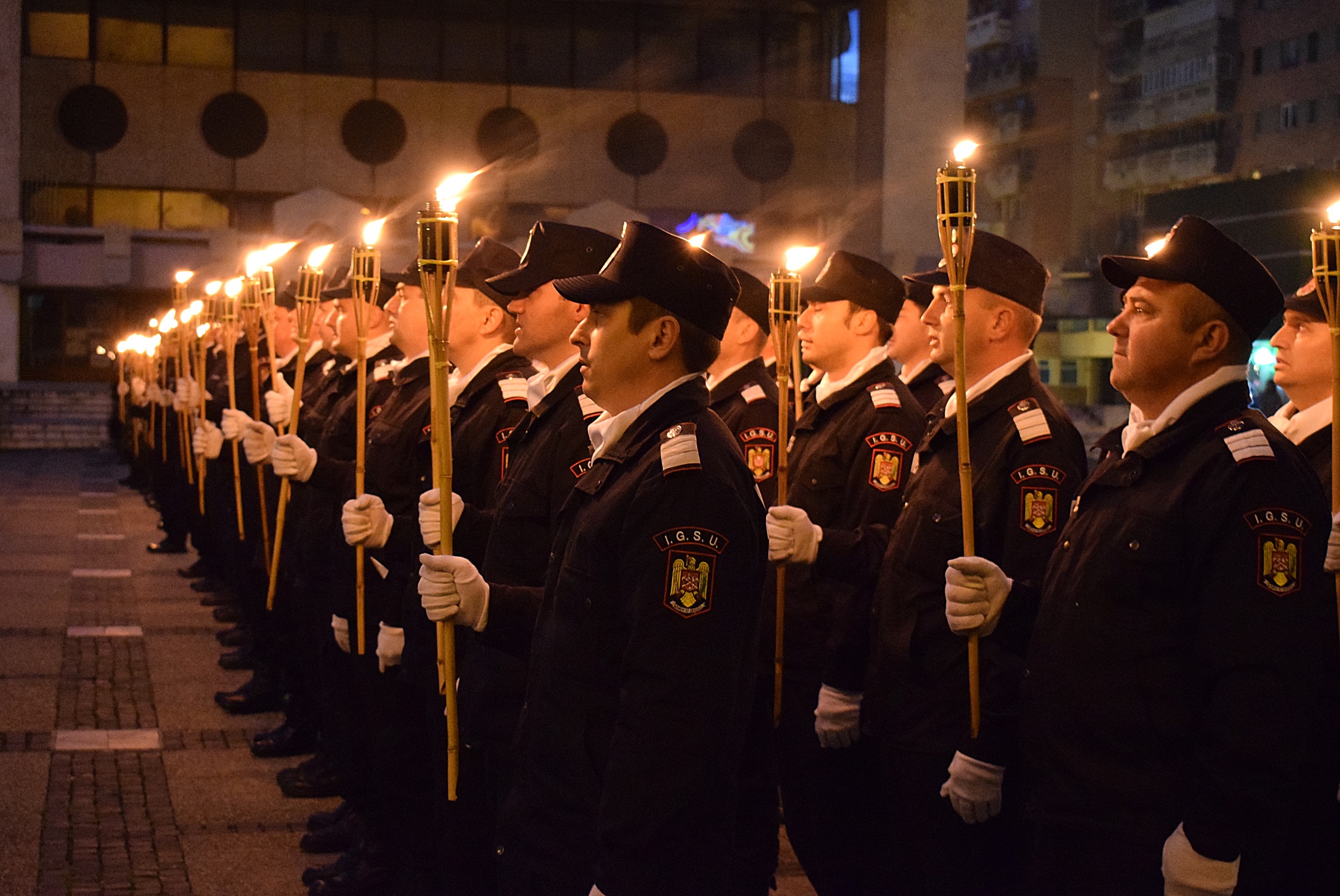 FOTOGALERIE. Retragere cu torțe de Ziua Armatei la Satu Mare