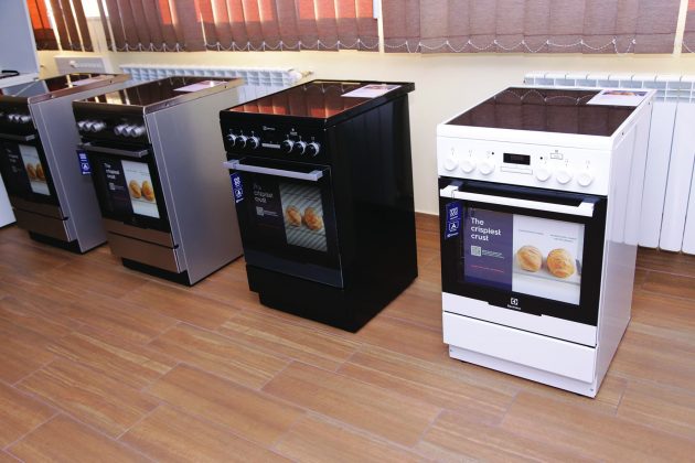 Primul aragaz din lume cu funcție de gătit la abur se produce la Electrolux Satu Mare