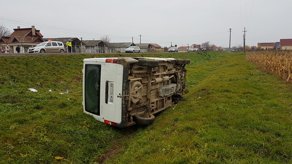 FOTO. Accident lângă Satu Mare. Microbuz în șanț. Doi răniți, la spital