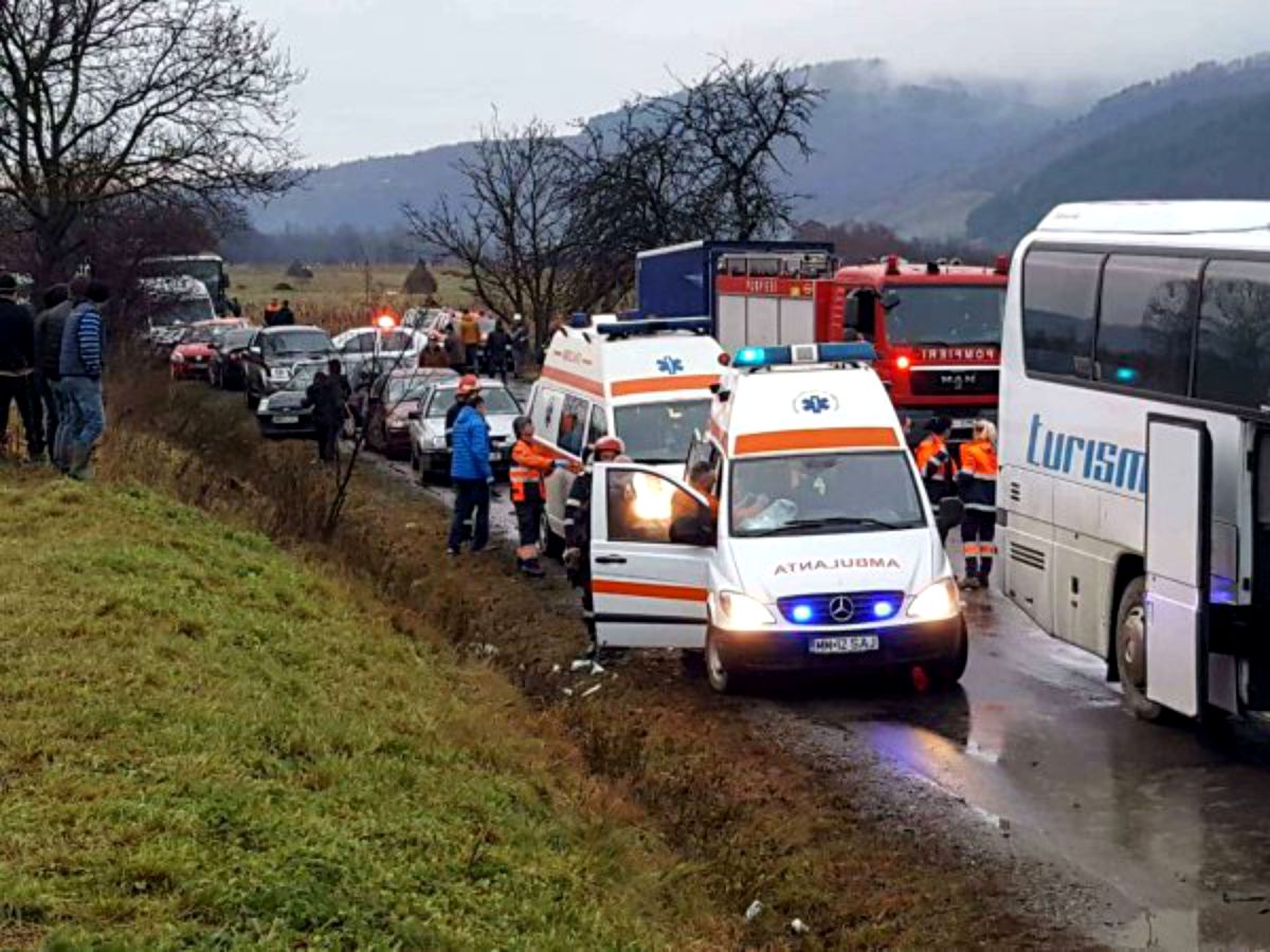 FOTOGALERIE. ACCIDENT. Plan roșu de intervenție. Autobuz, impact frontal cu o autobasculantă