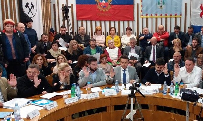 În ciuda opoziției PSD și ALDE, Consiliul Local a majorat tarifele din piețe și parcări