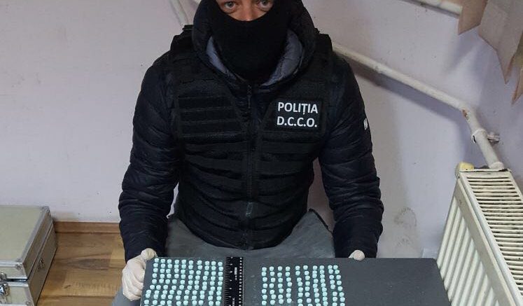 FOTOGALERIE. Captură de droguri la Petea. Peste o mie de comprimate de extesy