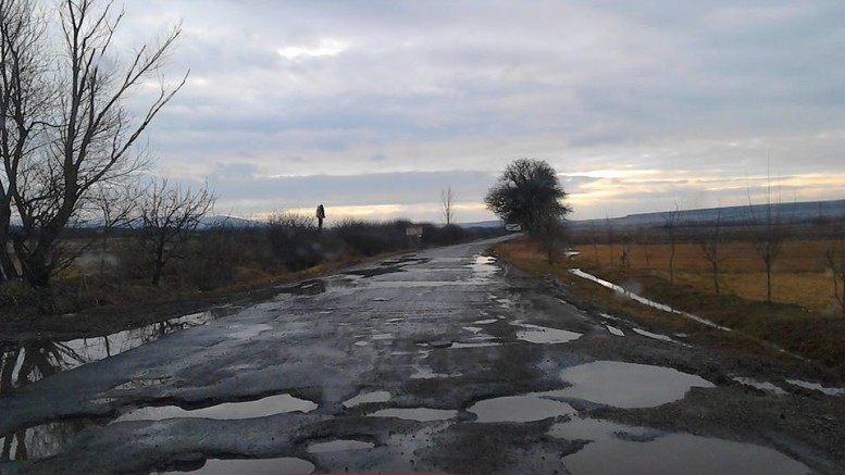 De ce sunt drumurile județene praf și pulbere? Guvernul a dat banii! ”Nu reușiți să cheltuiți câți bani vă dă PSD-ul”