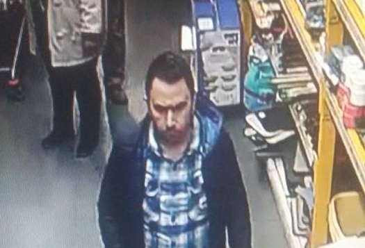 FOTOGALERIE. Căutat pe internet. A luat un portmoneu într-un magazin