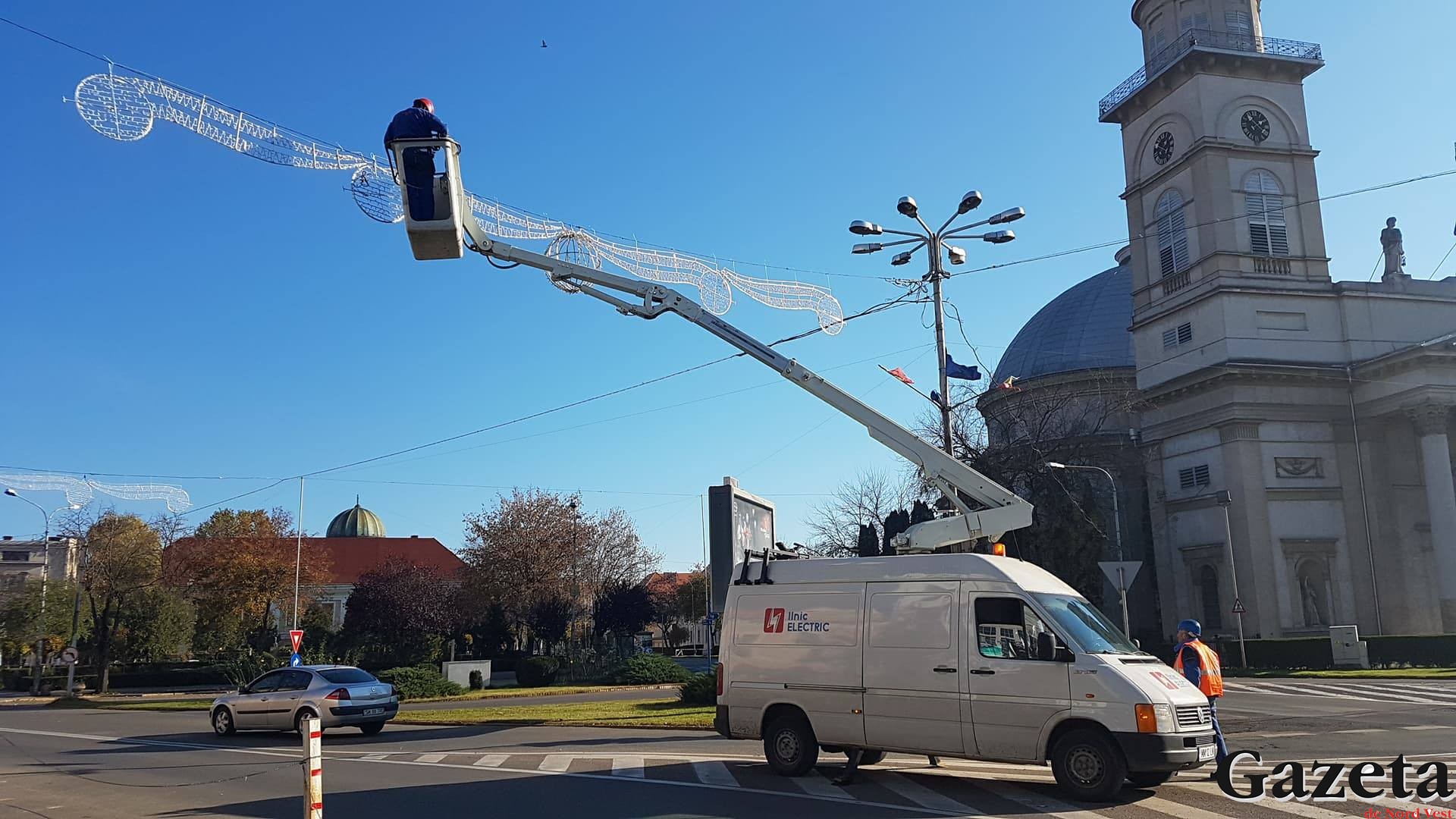 FOTOGALERIE. În Sătmar se pregătește feeria sărbătorilor de iarnă. Se montează iluminatul stradal de Crăciun