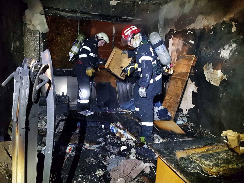 FOTOGALERIE. Apartament distrus într-un incendiu. Doi bărbați, salvați în ultimul moment