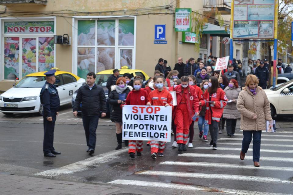 FOTOGALERIE. Marș de sensibilizare la Negrești. Ziua internaţională pentru eliminarea violenţei împotriva femeilor