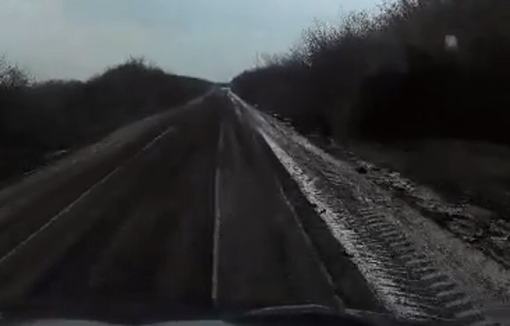 IMAGINI TERIBILE. Bătaie de joc. Drum proaspăt asfaltat, acoperit cu noroi