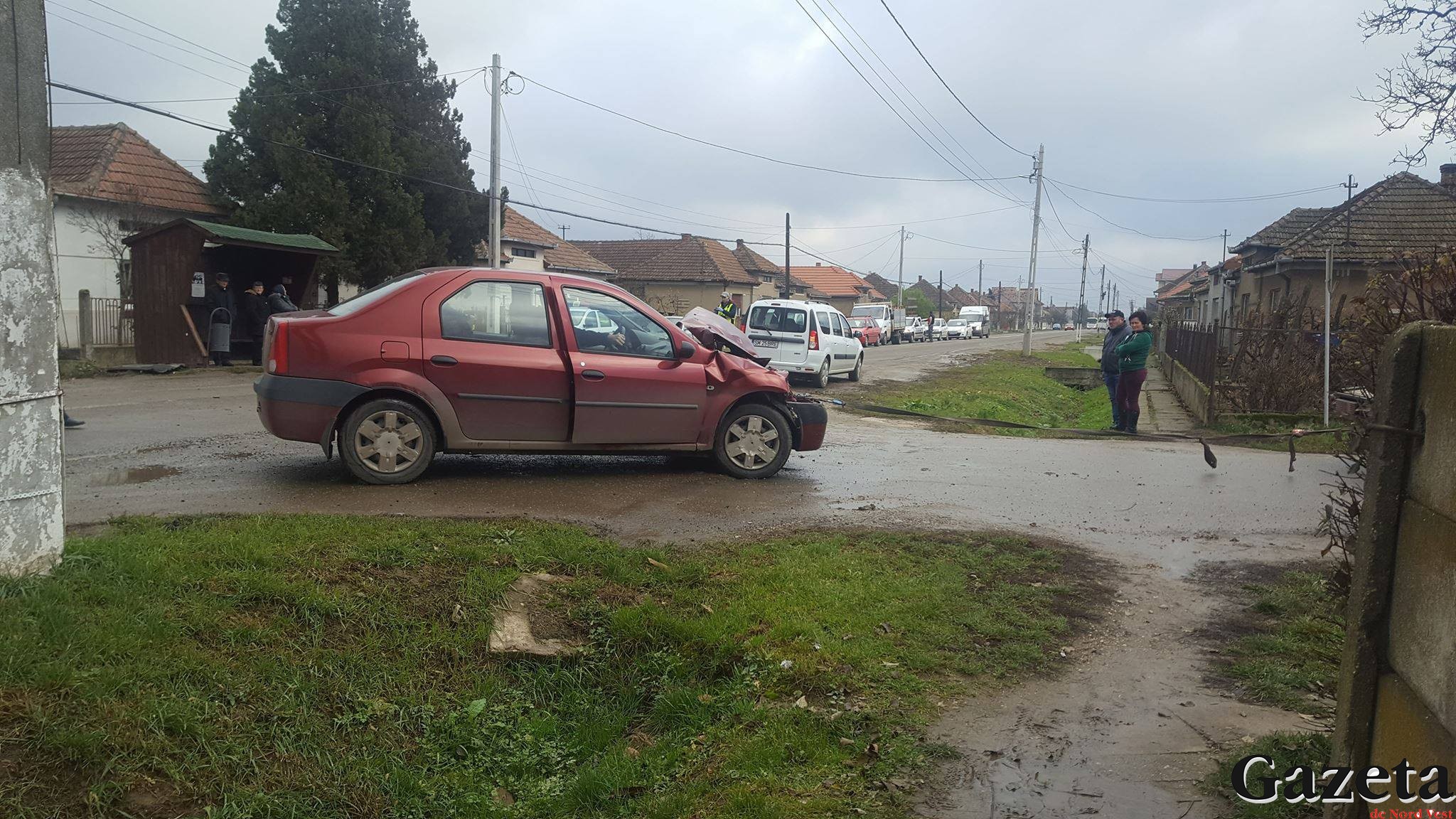 FOTOGALERIE. Accident grav lângă Satu Mare. O șoferiță a lovit un autobuz