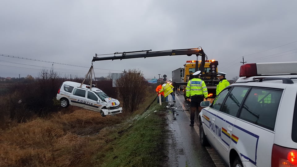 FOTO. Accident cu mașina poliției. Cine este vinovat