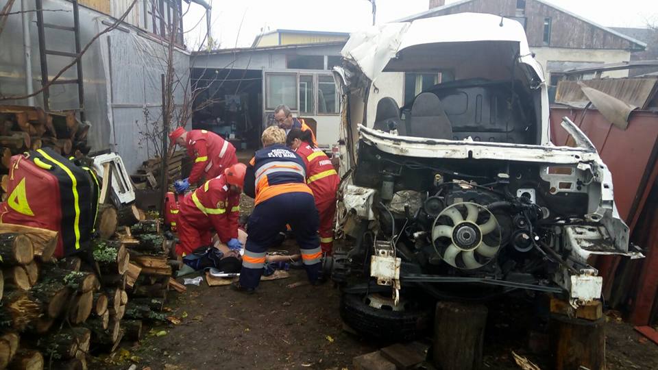 FOTOGALERIE. Bărbatul strivit de microbuz a decedat. Nu a avut nicio șansă