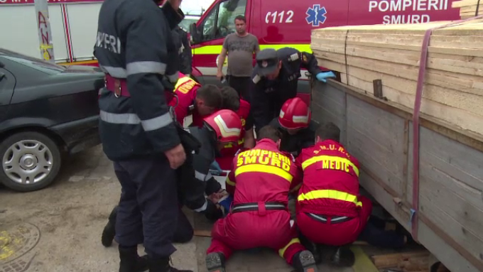 Tragedie la Carei. Un bărbat strivit de o mașină de mare tonaj