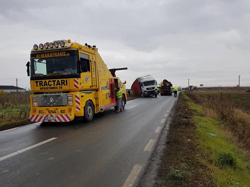 FOTOGALERIE. TIR răsturnat în șanț. Trafic oprit câteva zeci de minute