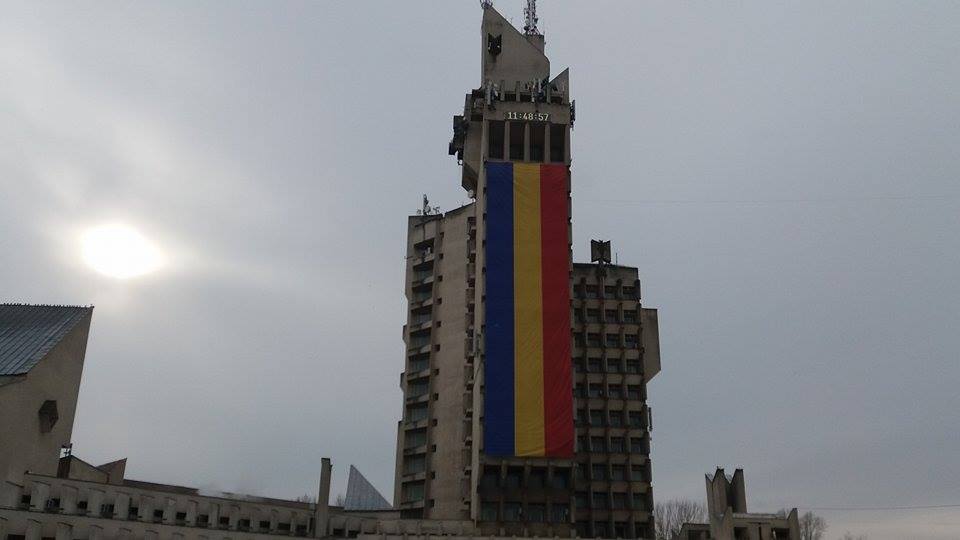 FOTOGALERIE: Tricolorul României, din nou pe Palatul Administrativ